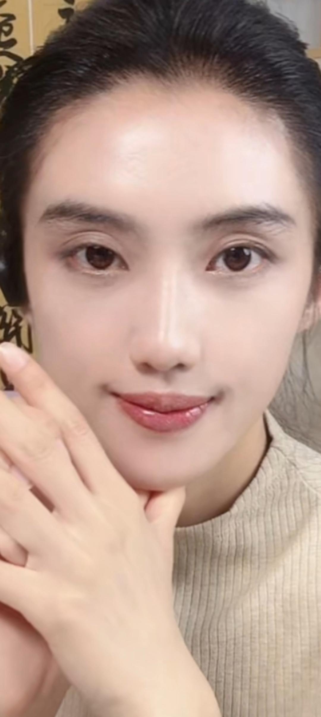 这位美女正在微笑自拍呢。