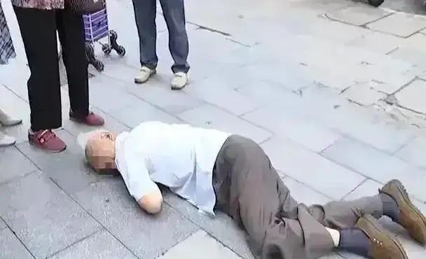 内蒙古，68岁老大爷酒后打车，下车后认为司机行车绕路，扭头就走，不付钱也就罢了，