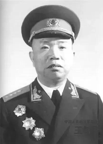 1928年，王树声被敌人追捕时，被一农妇
藏在家中。谁知，当敌人承诺说：“悬赏2