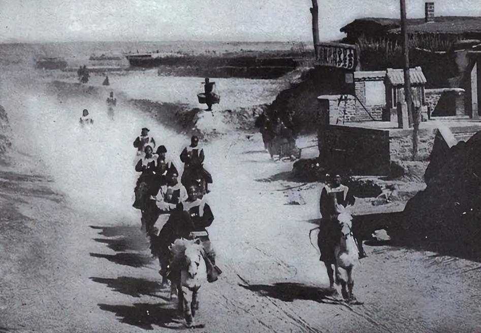 1944 年，匪首宋殿元发现有个妇人颇具姿色，不仅强奸一夜，还强迫她拜堂。拜把子