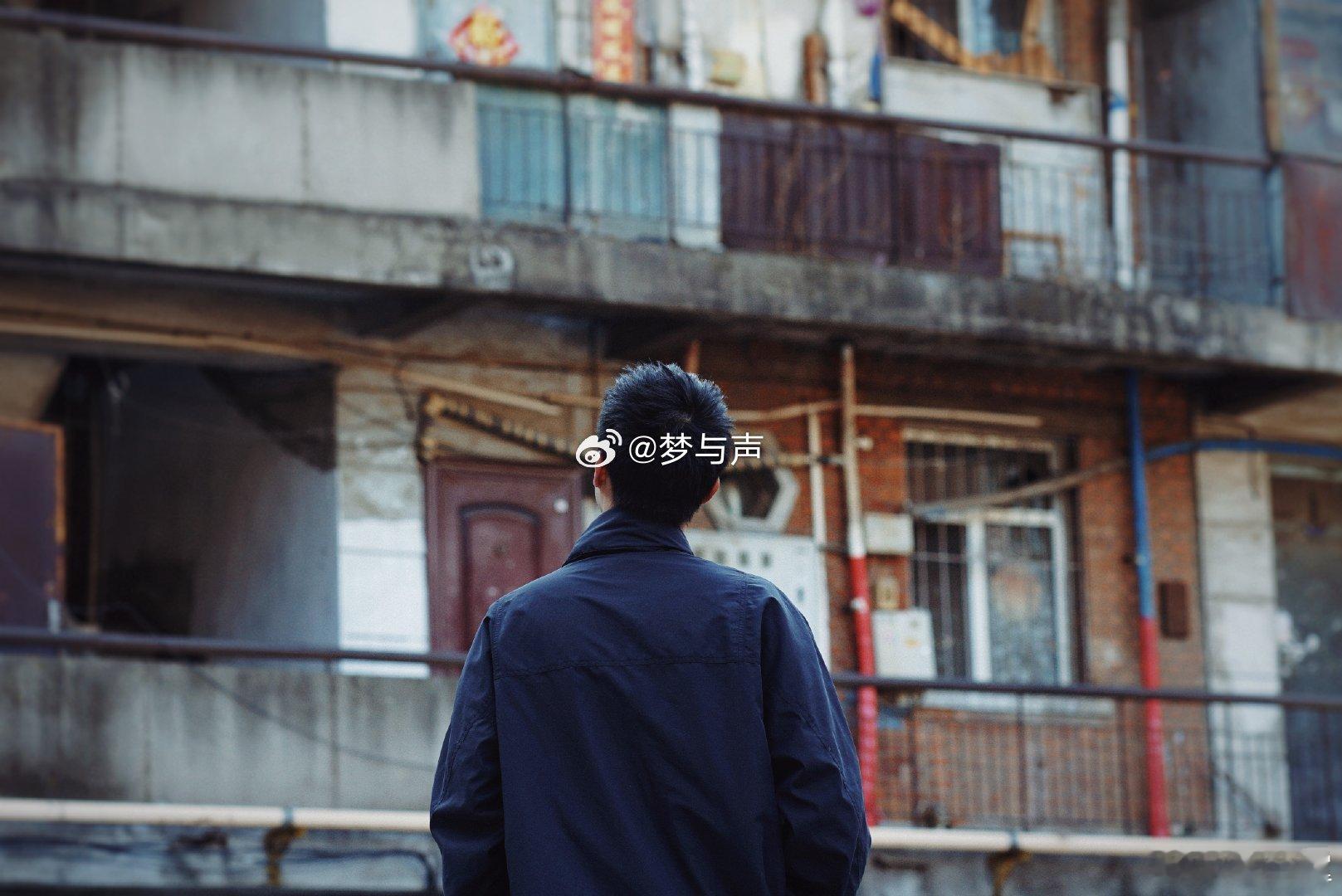 高至霆我理想的东北糙汉男友旧楼做背景，残雪当滤镜，老管道当道具——高至霆这组写真