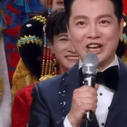 别人：标准微笑[微笑]
周深：很开心很激动是真的，啊啊啊过年了朋友们过年啦！芜湖