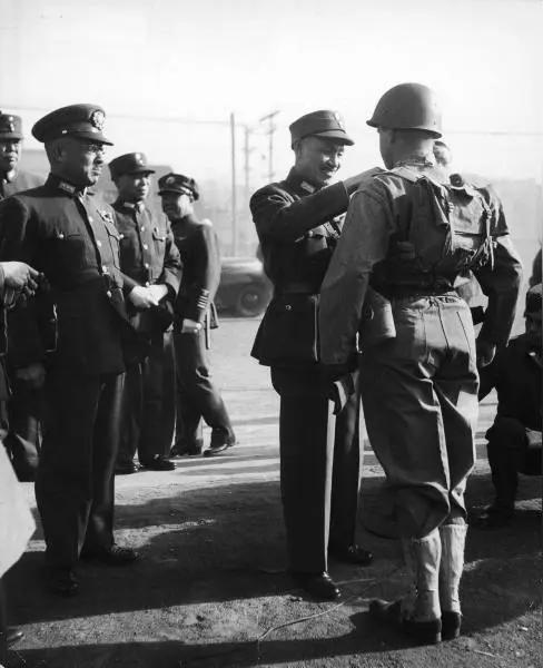 1949年10月12日，蒋介石飞抵舟山，同浙江绥靖总司令周碞陪同慰问伤病官兵，蒋