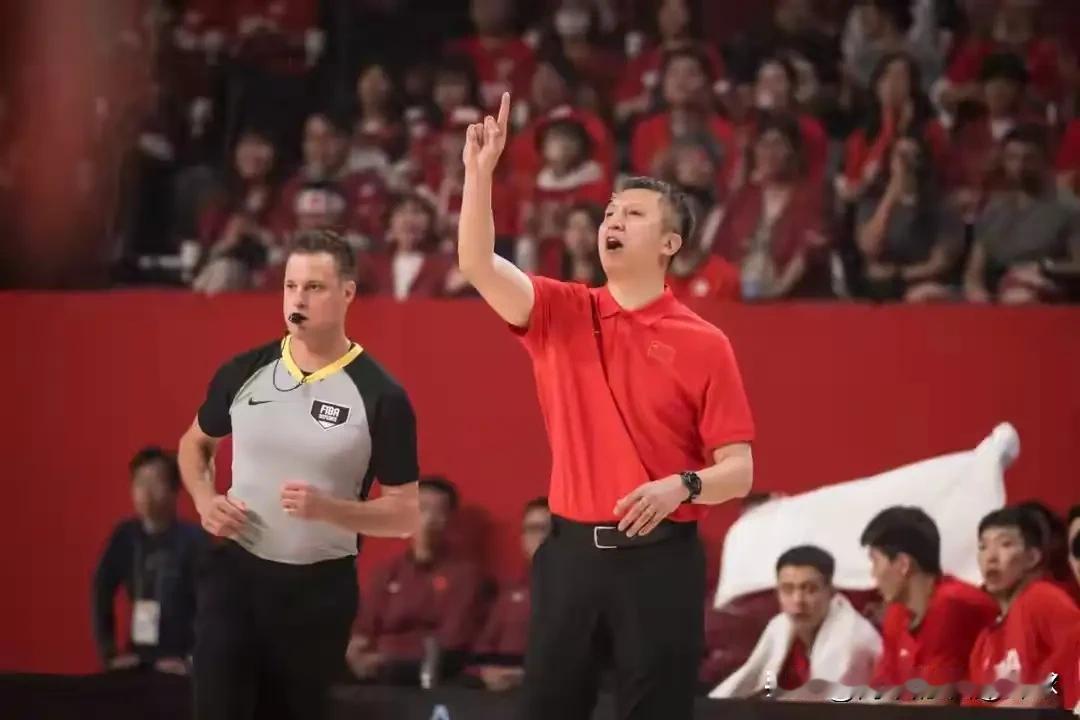 中日大战最后时刻，郭士强那股子急脾气又上来了，生生掉进了对手的圈套！

 
那会