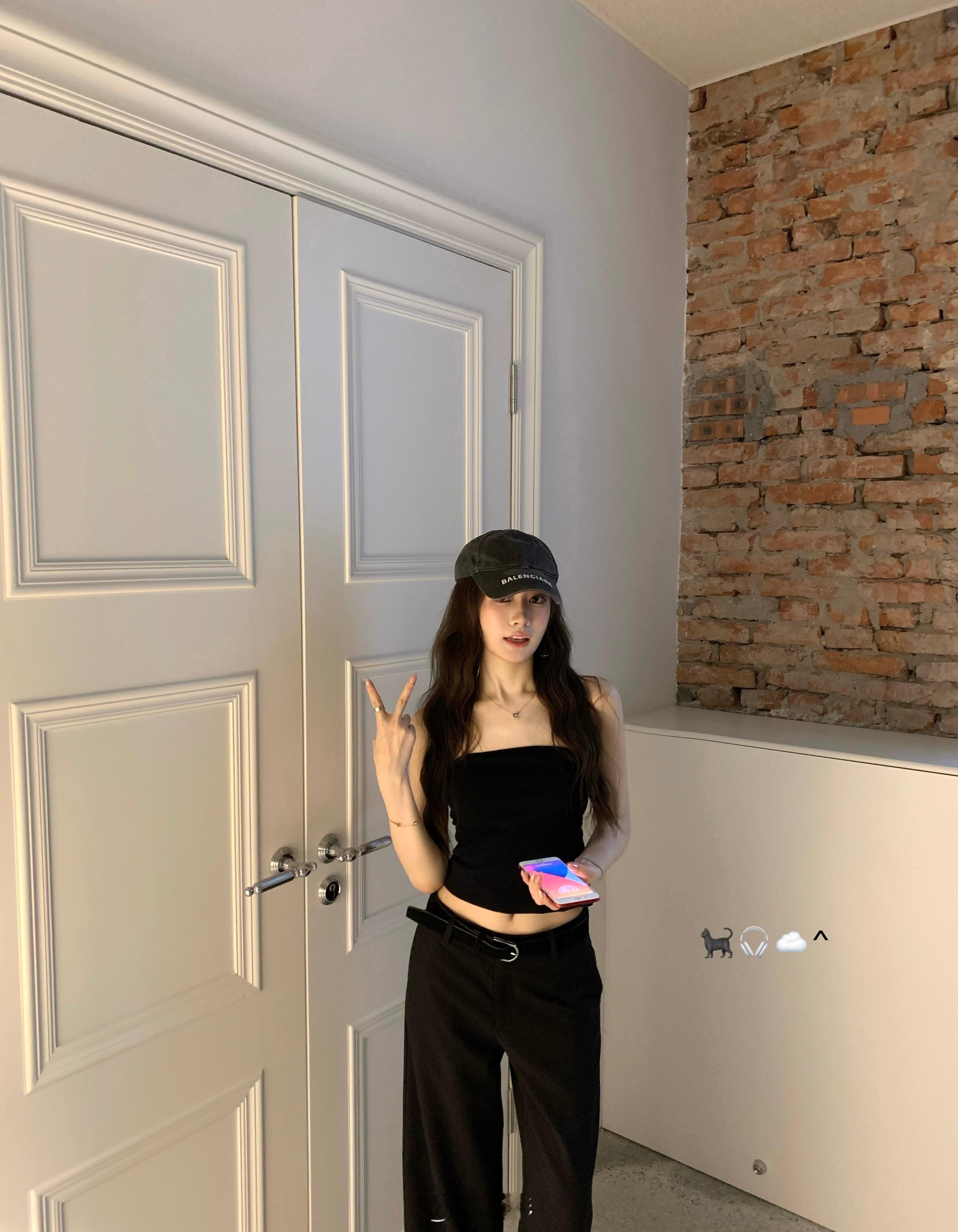 刚刚刷到一个好看的小姐姐还在用home键iPhone。 ​​​