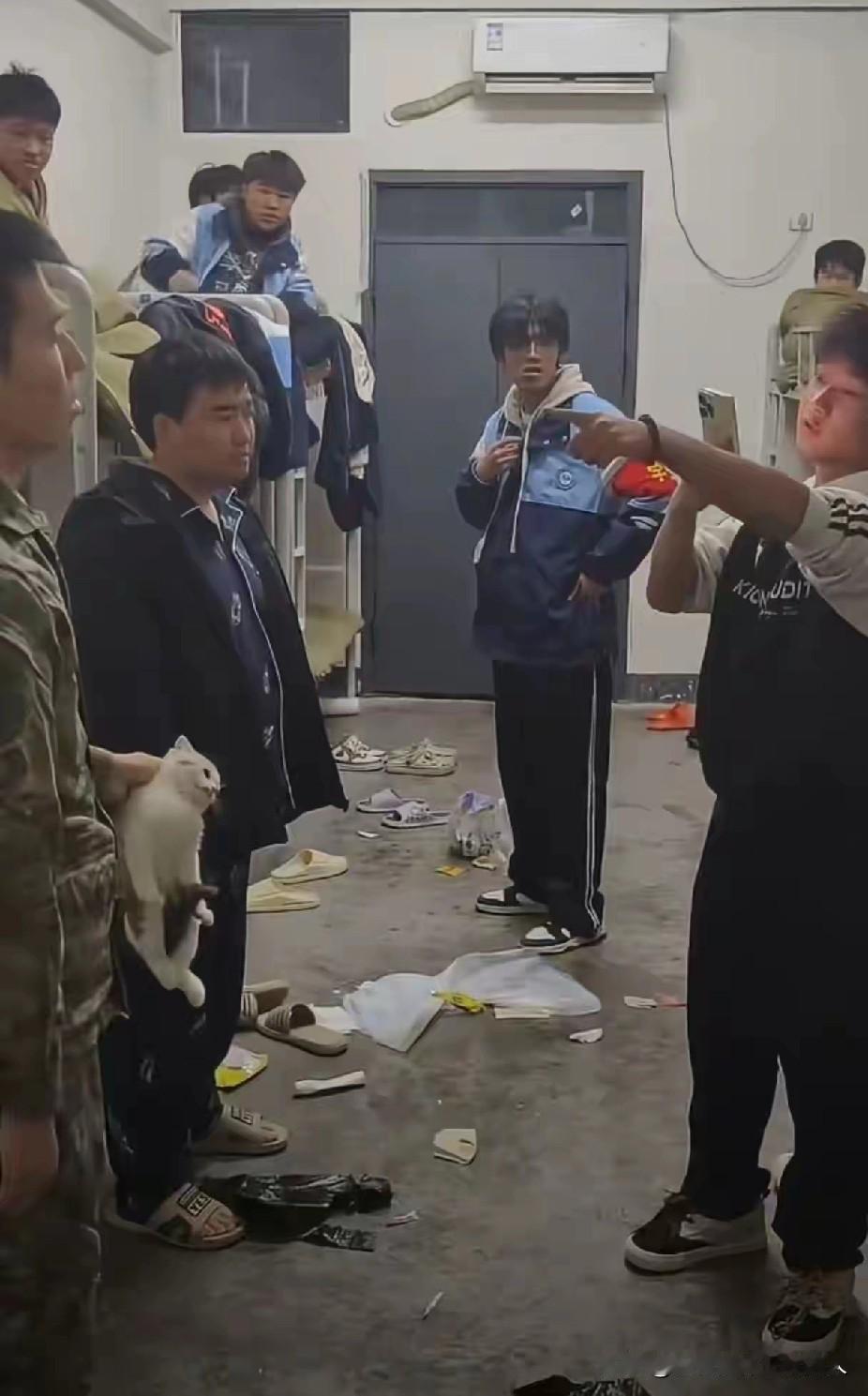 官方通报来了，摔死猫的管理员被开除。

很多人关注，是因为网上那段十几秒的摔猫残