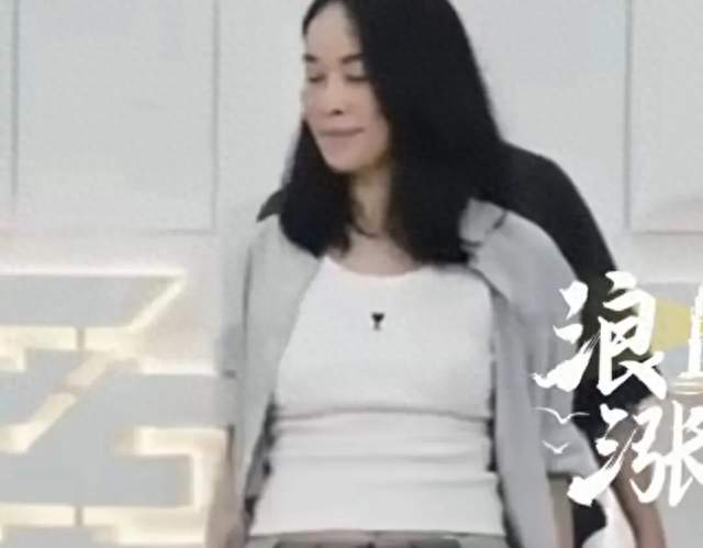 59岁那英又火出圈，身材像20多岁，自爆十年前开始跑步撸铁普拉提