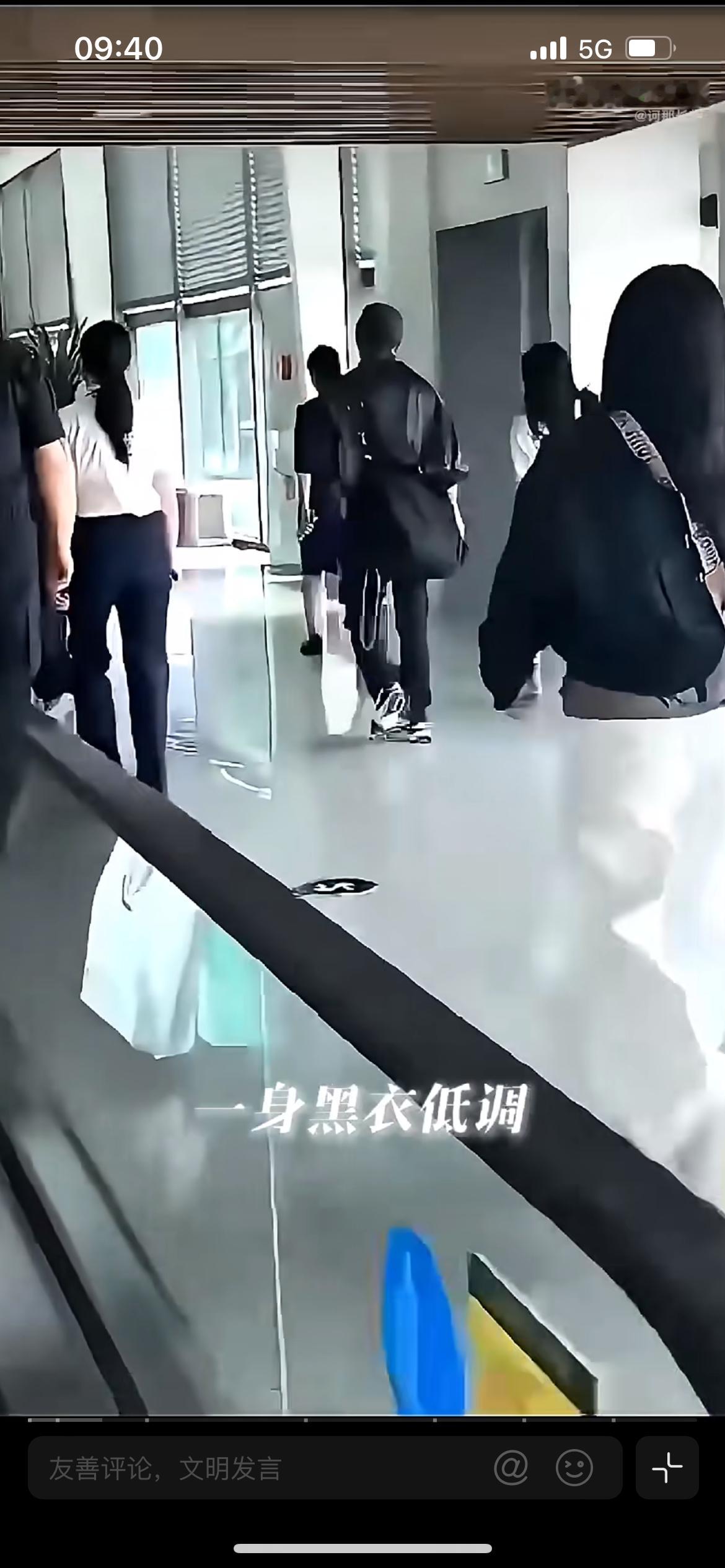 父亲去世后谢霆锋首度露面，这是准备演唱会，去世的人已然逝去，活着的人依然要生活，