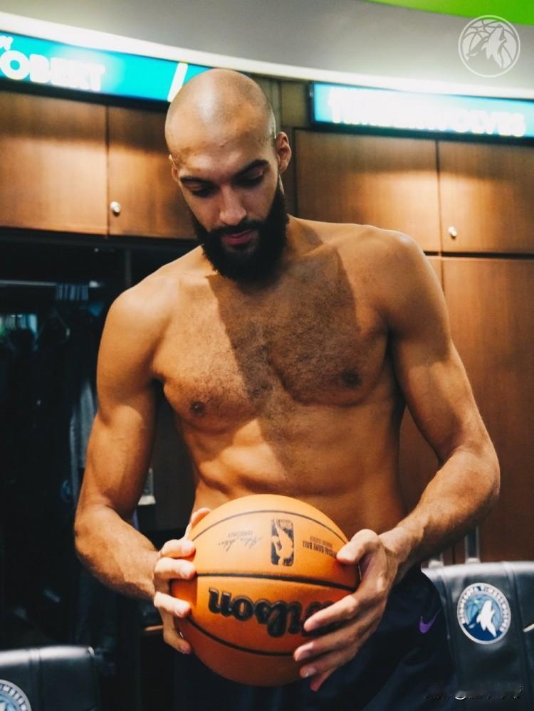 球盲过滤器，戈贝尔NBA生涯篮板破万!

在今天森林狼与雄鹿的比赛中，戈贝尔迎来