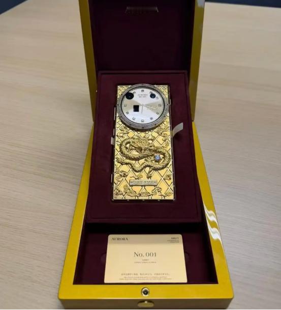 一部国产手机，最近竟然卖到了20.23万元，据称这也创下了中国手机单机成交价的新