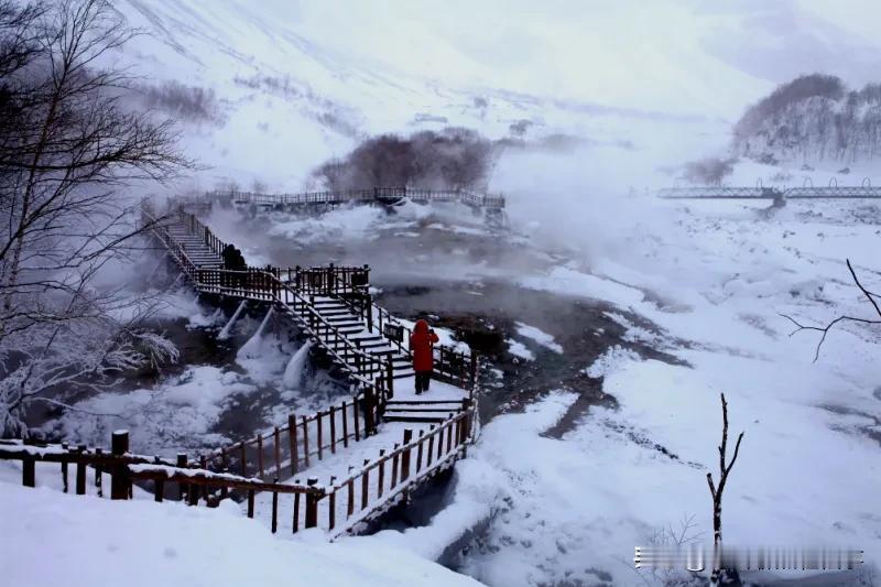 上联：白云天上荡
下联：黑水地下淌
  秋日生活打卡季 妙笔生花创作挑战