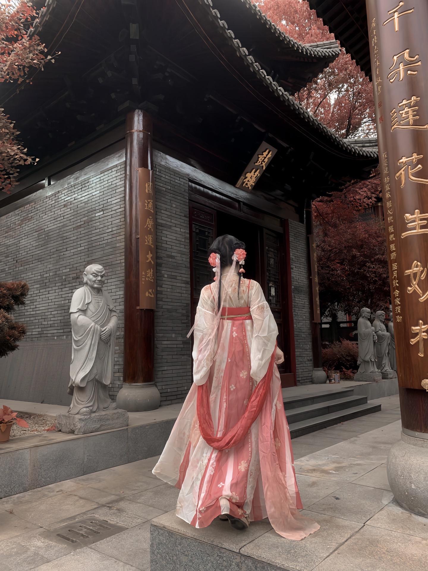 “我闻着饼香，来到了街中央”
