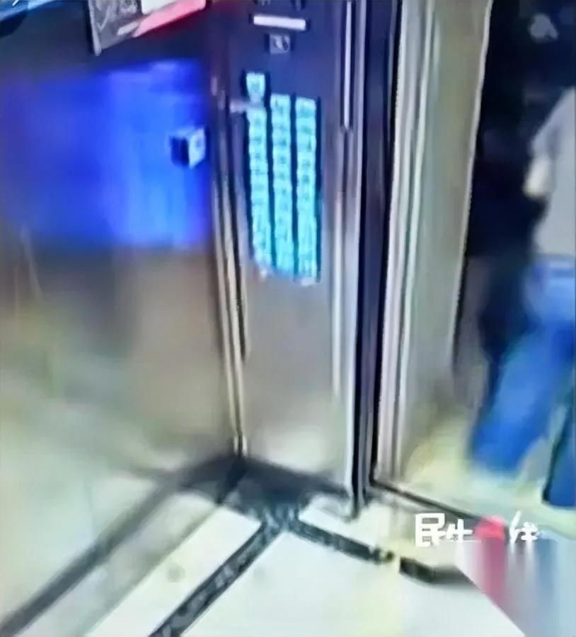 太缺德了！

这对母女绝了

坐个电梯能把全楼人都得罪光。

前阵子安徽那个按满