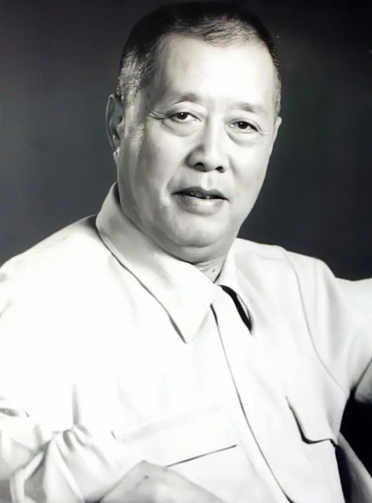 严恭（1914年1月19日—2010年7月4日），原名陈宝润，江苏南京人，中国内