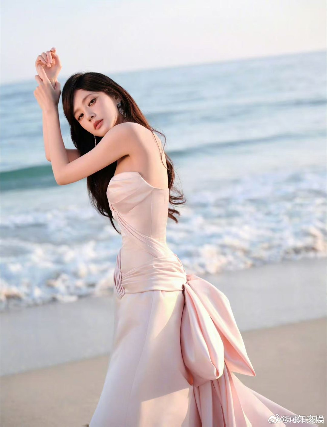 李一桐海边粉裙老娘与海李一桐李一桐海边粉裙，老娘与海，