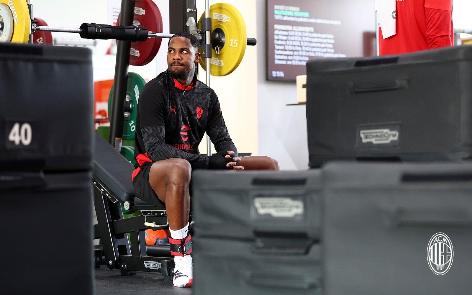 【训练组图】 🔴⚫️ 今天的训练在健身房展开。🏋🏻♂️sempremila