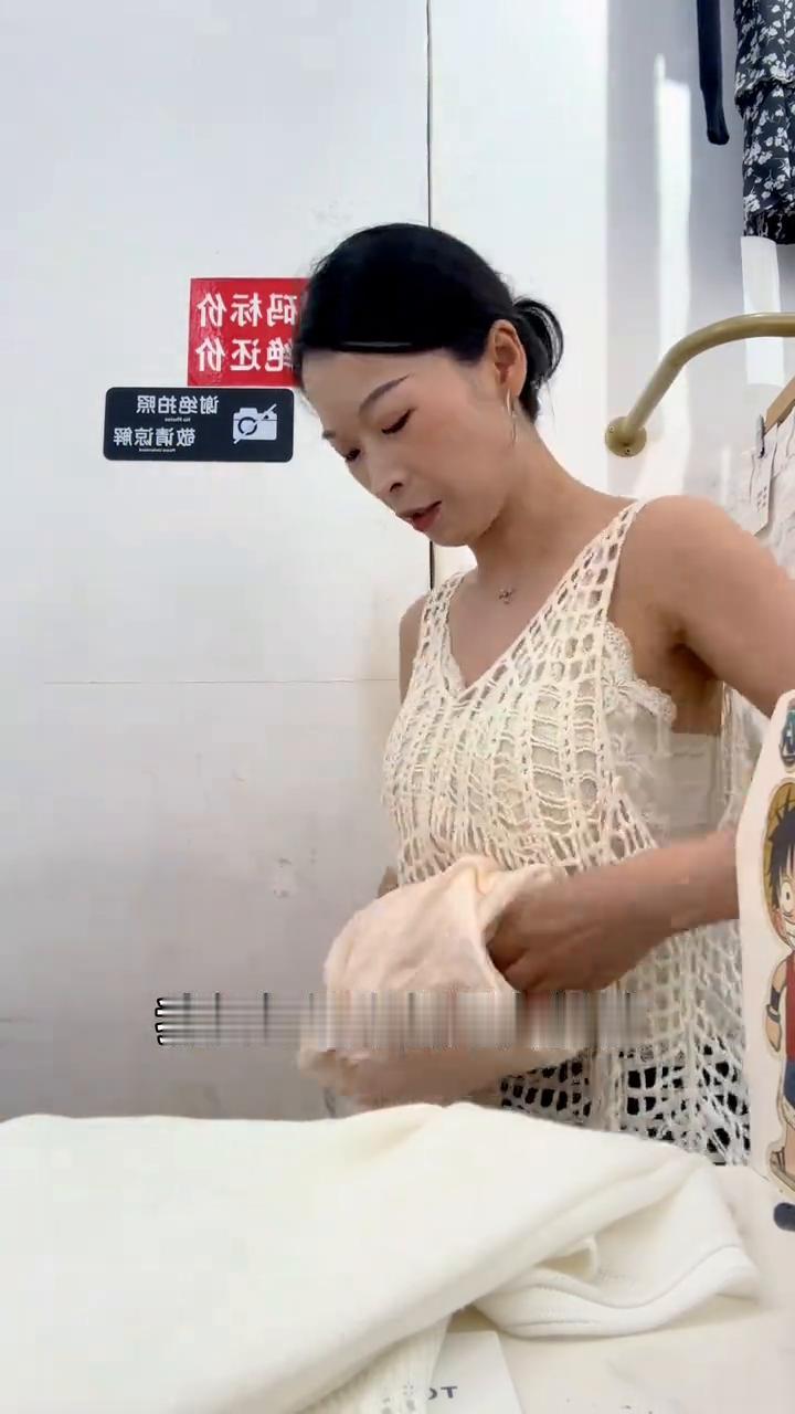早上还在家里睡觉就被顾客叫醒了，他做了一个大单子，现在天气热了，注意身体。一个顾
