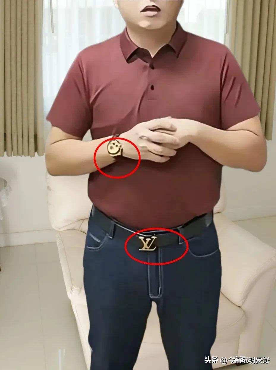 真的越看越气！杨梅协会会长一身名牌站在村民中间，对比太刺眼了！
 
一边是面朝黄