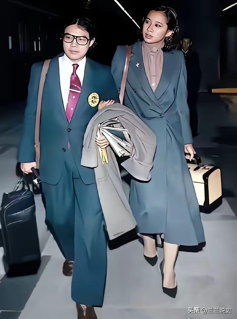1979年，在香港红磡火车站，新婚不久的朱玲玲和霍震霆留下了珍贵的合影。

朱玲
