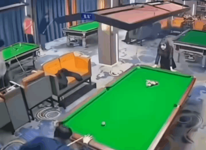 大哥草率了，一竿台球打到姑娘额头，这下惨了！