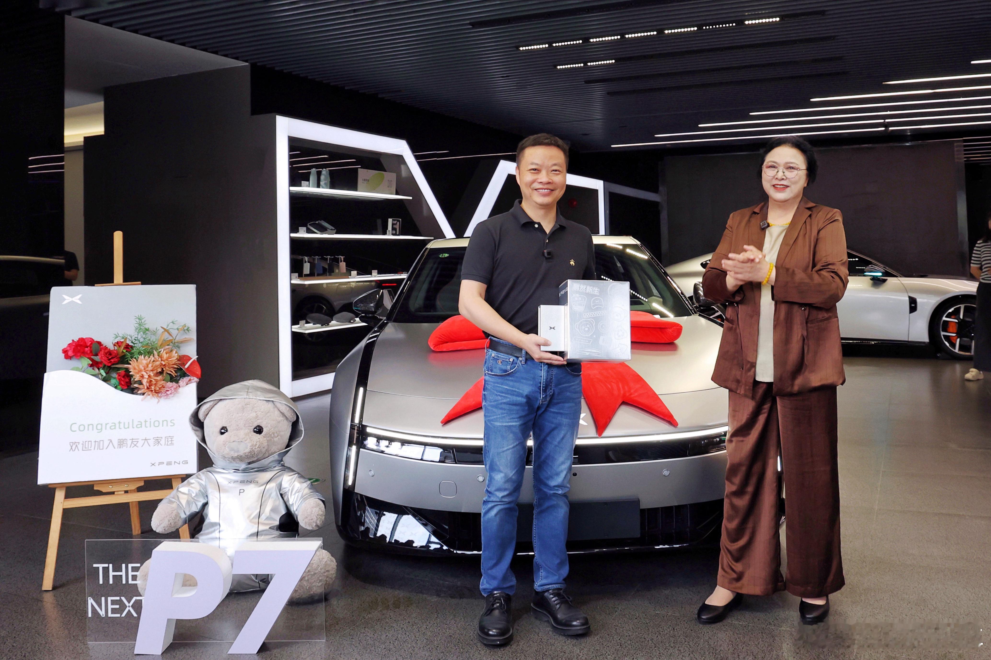 王凤英给何小鹏交付新P7   大师兄的小鹏P7也提车了！还是由小鹏汽车总裁王凤英