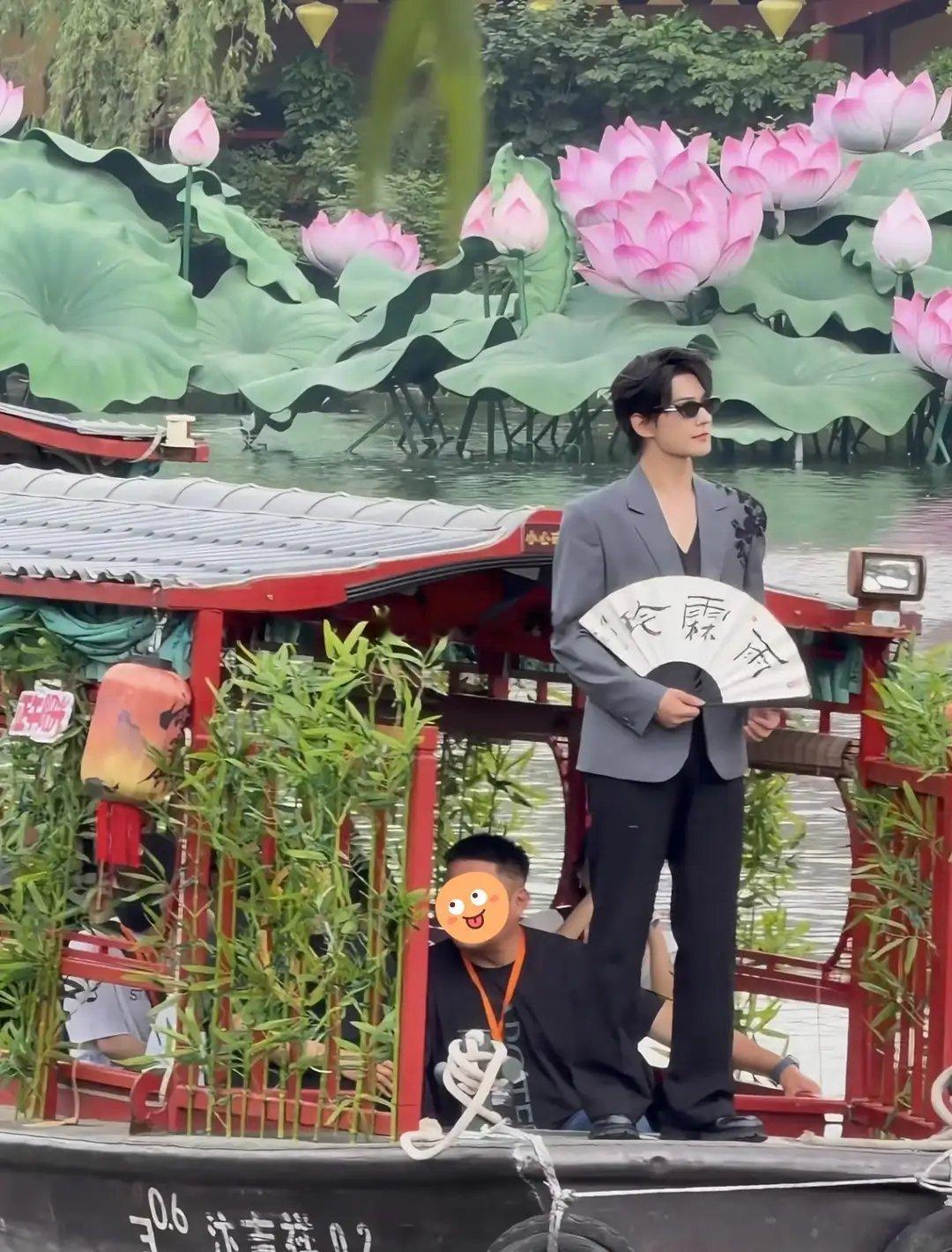 杨洋现身清明上河园，墨镜加持秒变建模帅哥，颜值依旧能打，可惜穿搭审美翻车，被粉丝