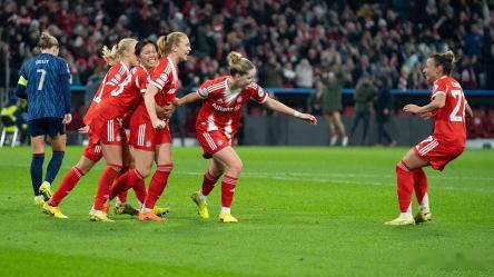 拜仁女足可以的，之前惨败给上赛季欧冠亚军巴萨，如今主场面对卫冕冠军阿森纳，德国媒