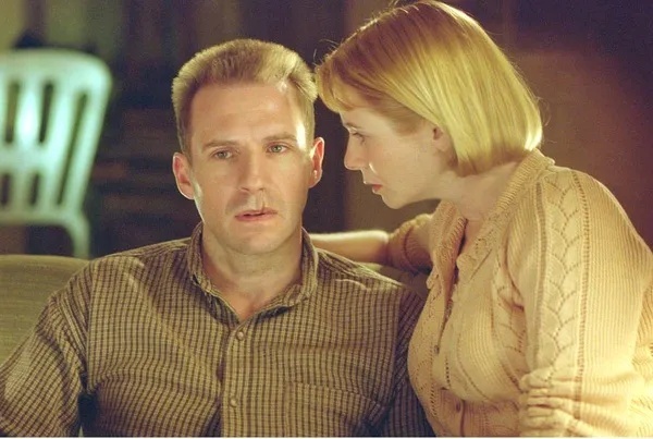 2002年，拉尔夫·费因斯在《红龙》中的剧照。他不仅是一名演员，也是一名导演、制