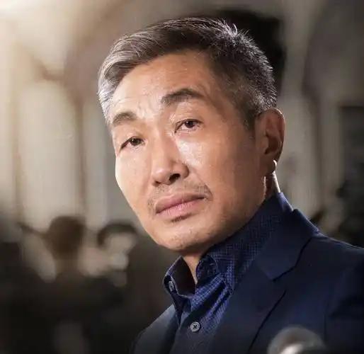 演员杜源说：“在我们家里，我老婆光烧水壶就烧坏了几十个，底都掉了，而且我们家尽量