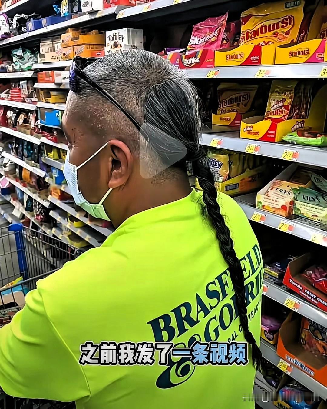 牢A说美国一些华人社区还有很多人留着满清人的那种辫子，并对外说这是中国的传统文化