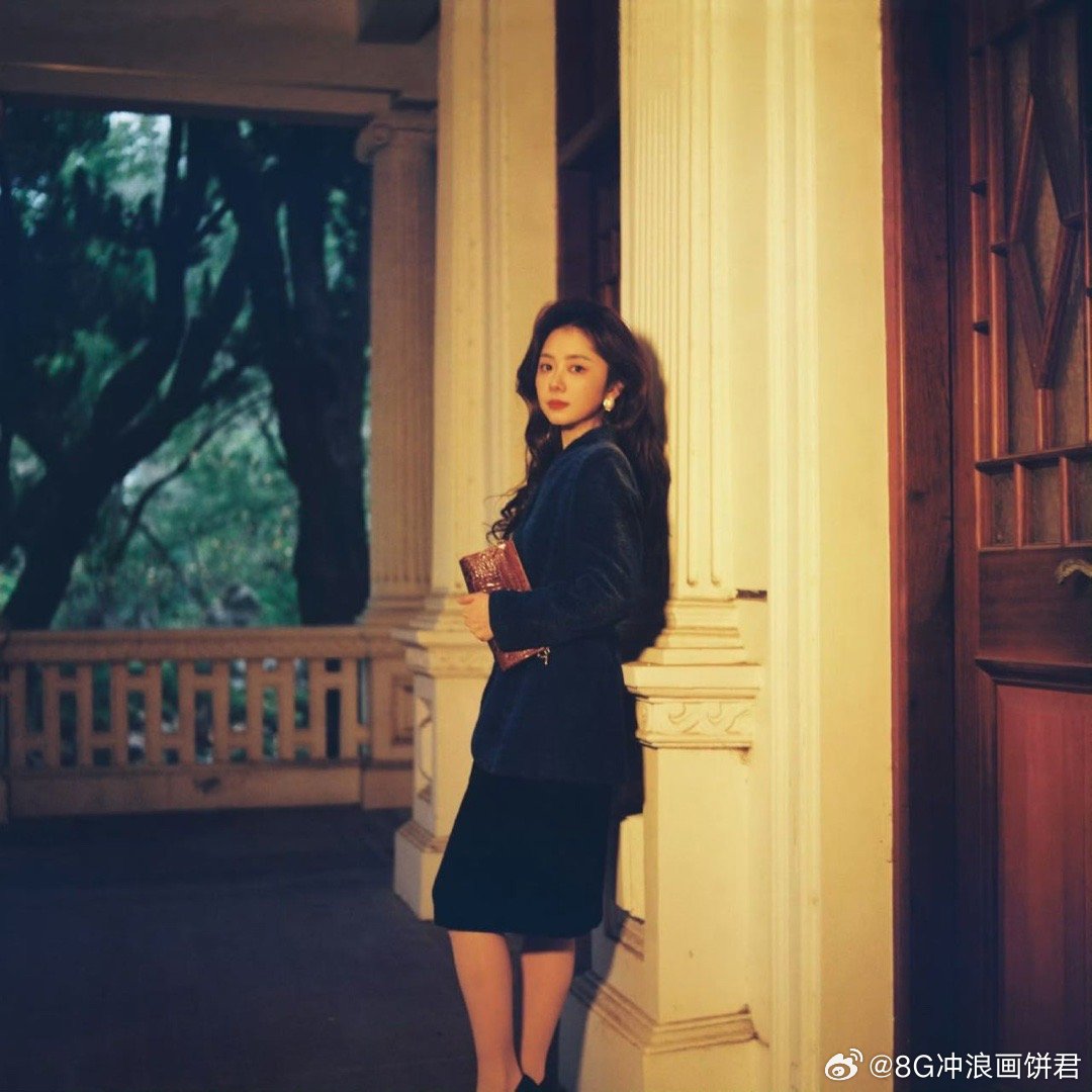 谭松韵别试探了有市场建议谭松韵把港风造型焊死在身上！这大波浪卷发配上复古滤镜，真