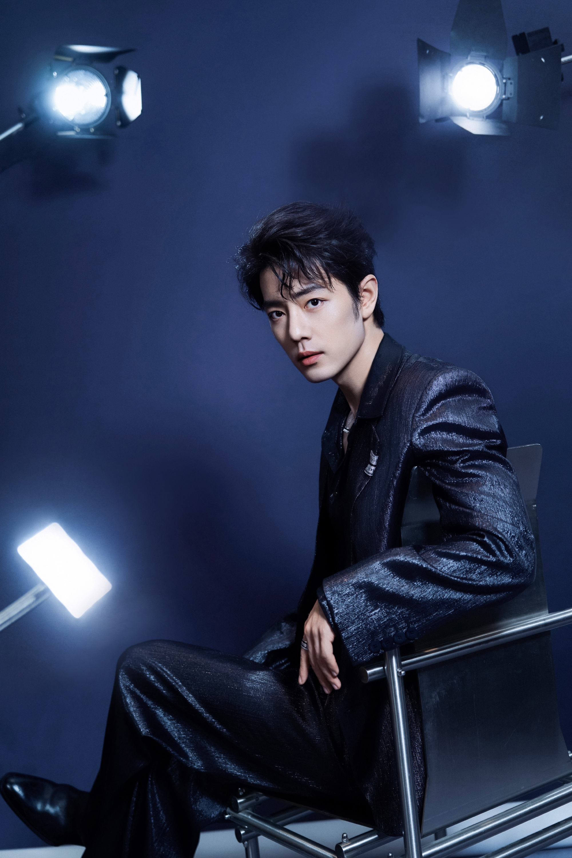 肖战电视剧品质盛典肖战今日份活动图妆造🈶暗蓝光影里的矜贵绅士，亮面西装衬得身姿