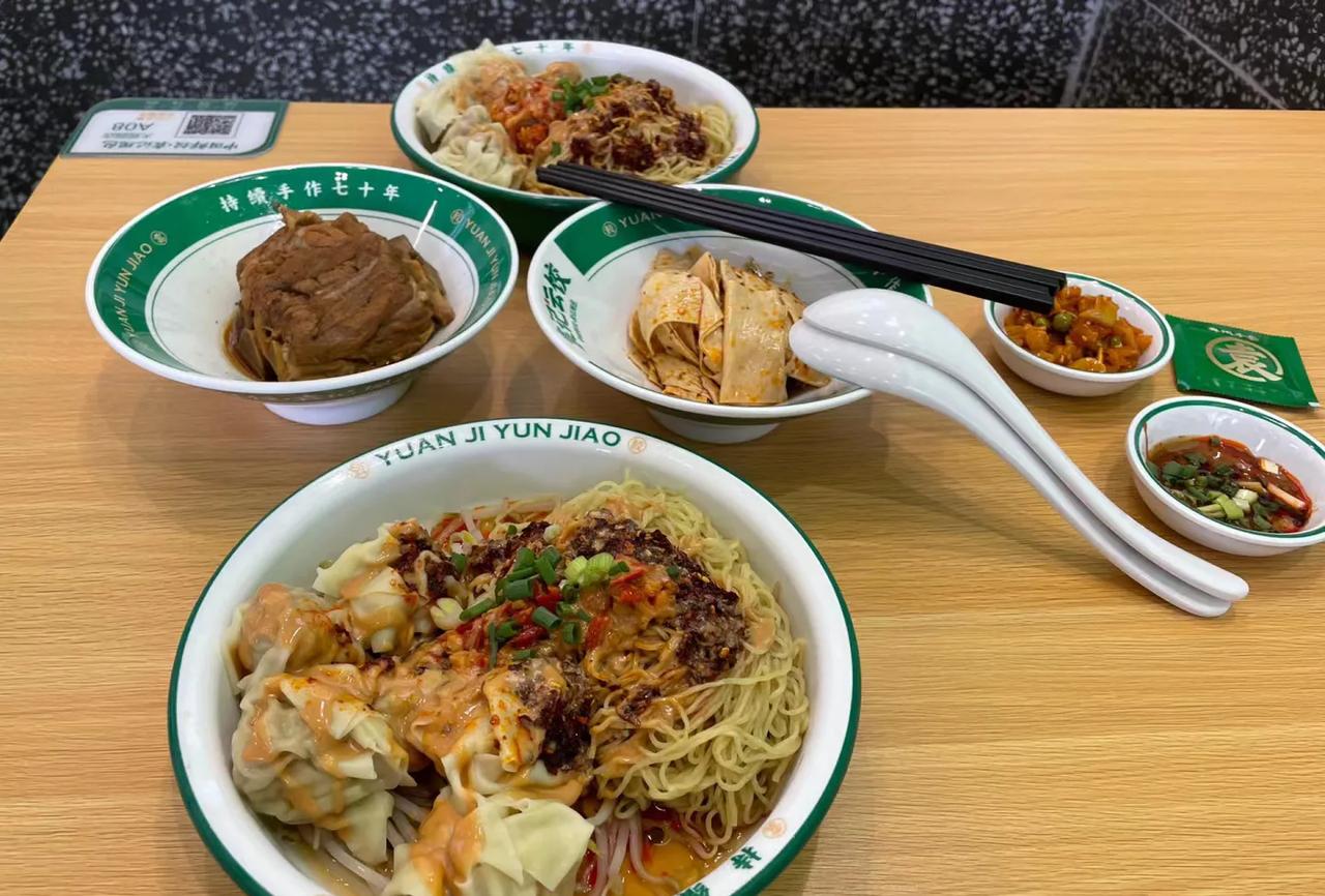 济南美食：袁记云饺干拌鲜虾蟹籽云吞面
袁记云饺
简单粗暴，放心大胆去吃
选的鲜虾