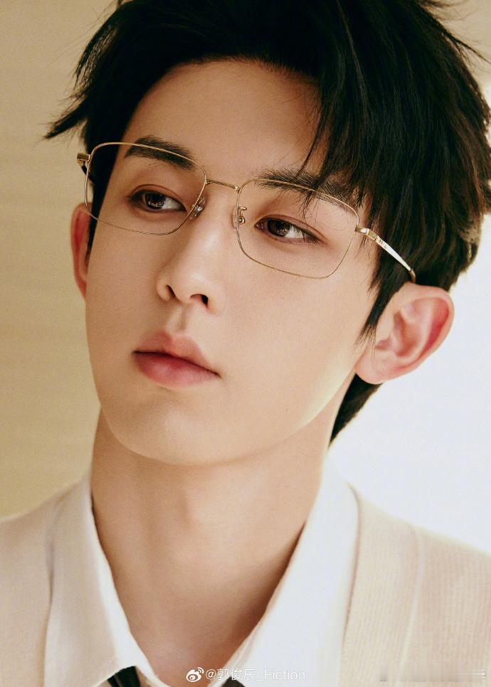 线下生图太超过了！建模脸抗住各种角度，戴眼镜自带学霸气场，无修状态依旧能打，颜值