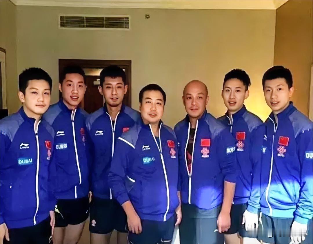 7位运动员合影，左起：樊振东，许昕，张继科，刘国梁，四个都是妥妥的乒坛名将，一个