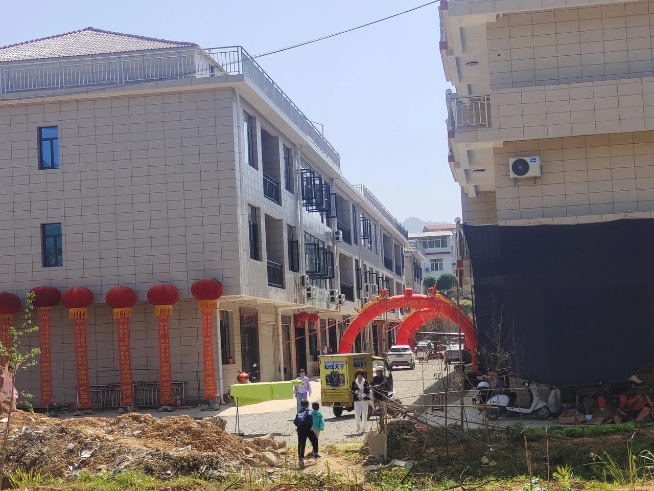 ““家乡容不下肉身，他乡容不下灵魂”这句话深刻地反映了许多人在生活中的矛盾与无奈