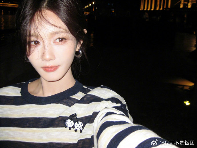 李一桐分享了一组废片李一桐真的自带柔光滤镜！夜景里头发丝都发光，所谓废片明明是神