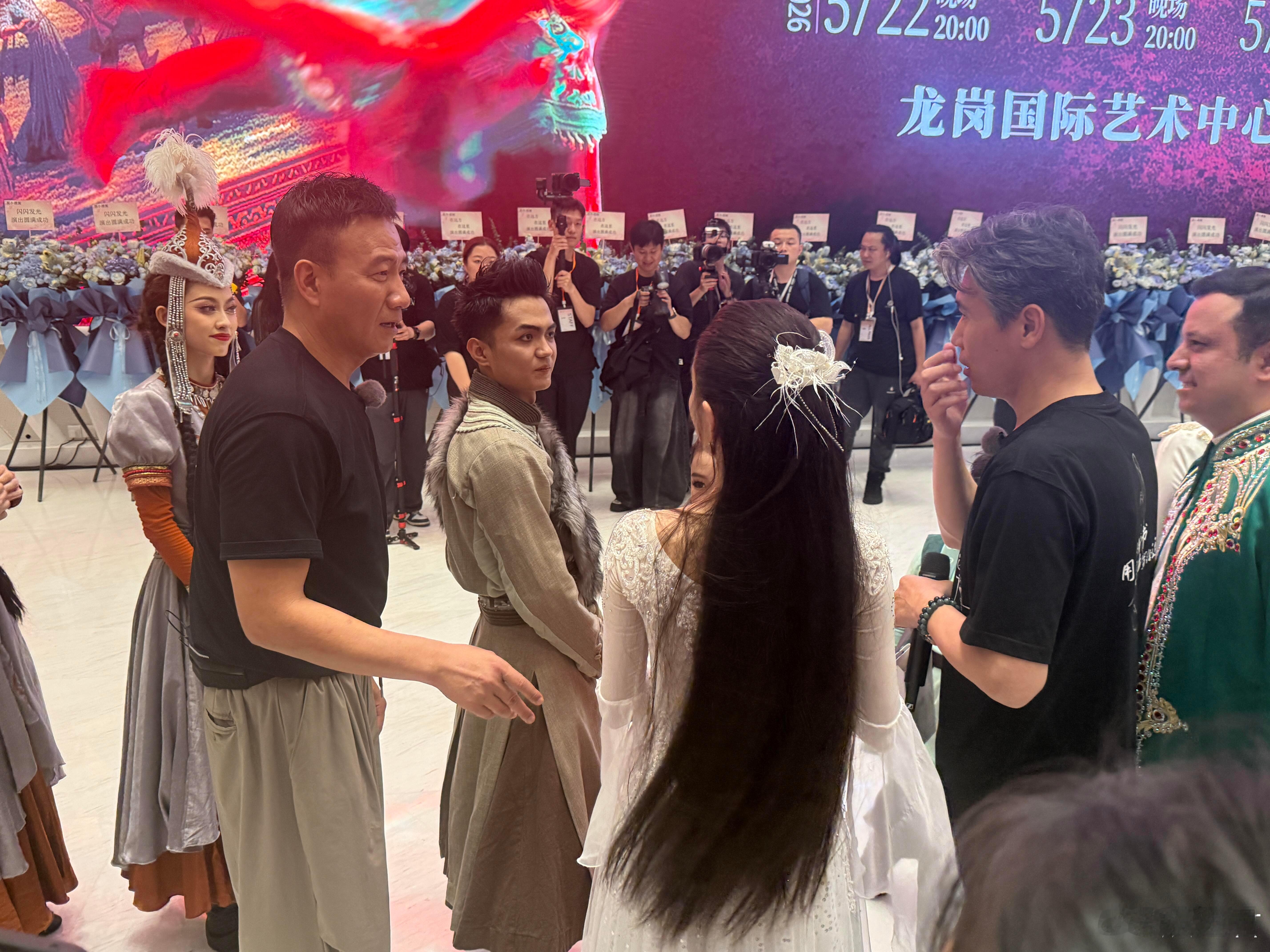 胡军怀疑节目组对他下黑手大哥小助理李乃文记忆出现小疏漏，交接完之后道具就找不到踪
