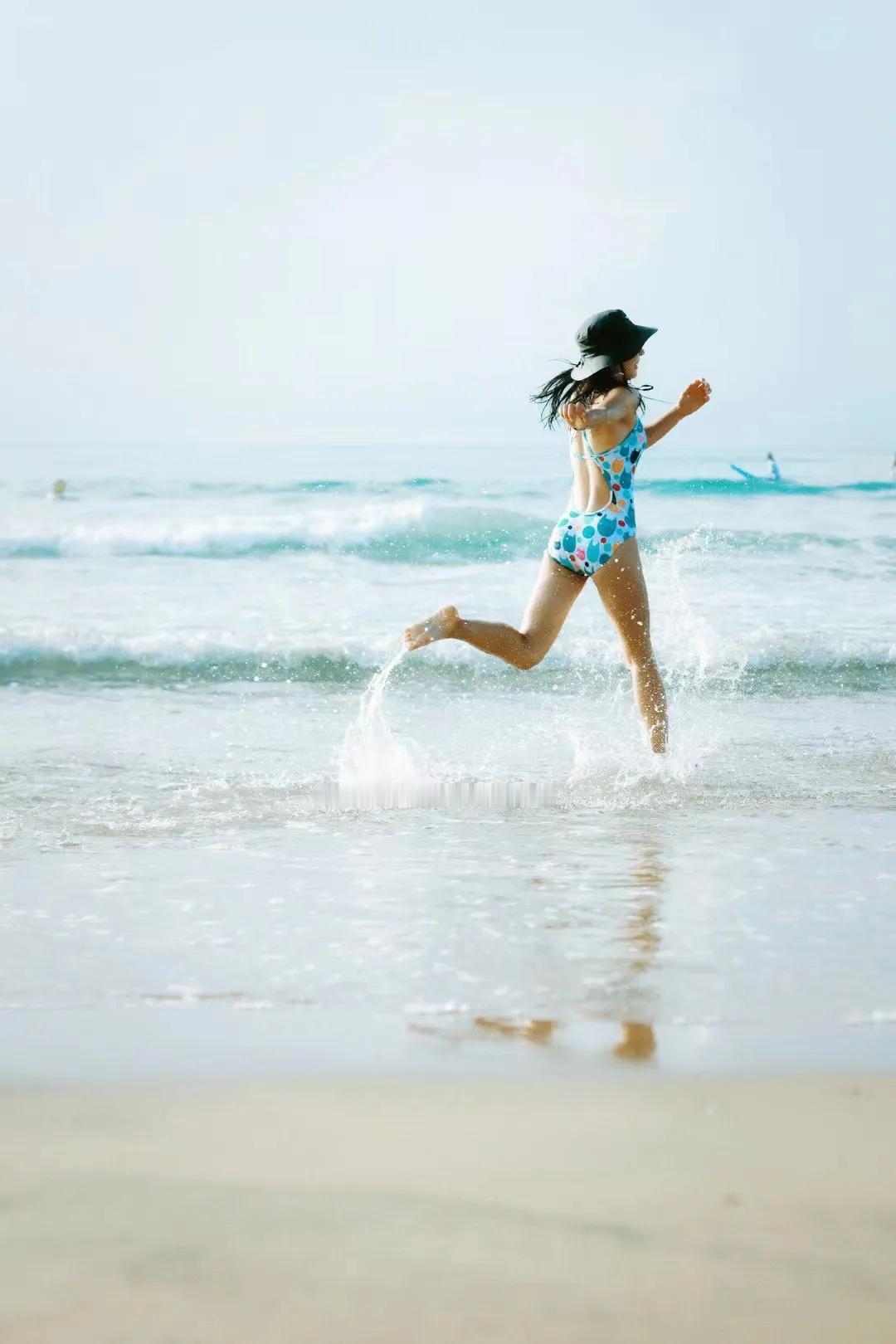 海边光脚的少女