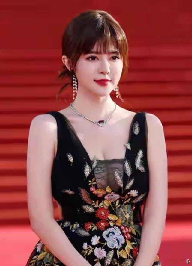 童颜巨乳躺赢上亿！21岁赢王菲，阿兰这身材+财力，内娱谁能比2026年回望华语乐