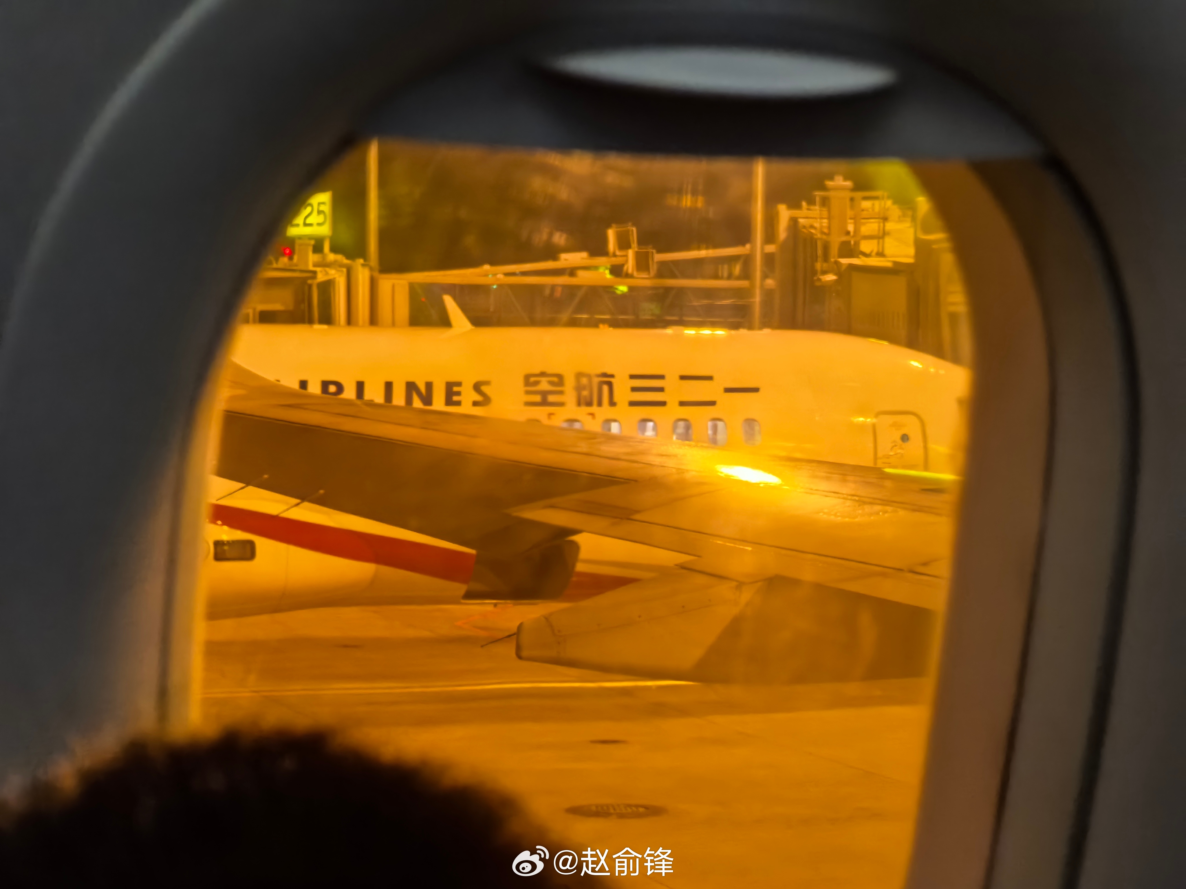 夜色机场，舷窗望向停机坪，遇见一二三航空。旅途落幕，奔赴下一段风景。俞锋有话说 