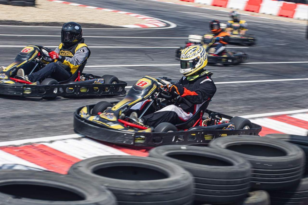 F1车手互相跑很多年，大概知道谁喜欢晚刹、谁防守强硬。但维斯塔潘MAX vs 1