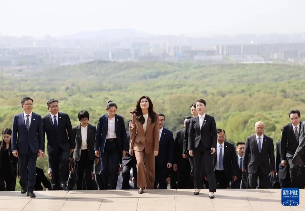 大陆帮台湾农民把货卖出去了，钱装进口袋了，选票还是投给民进党！很多人以为经济实惠