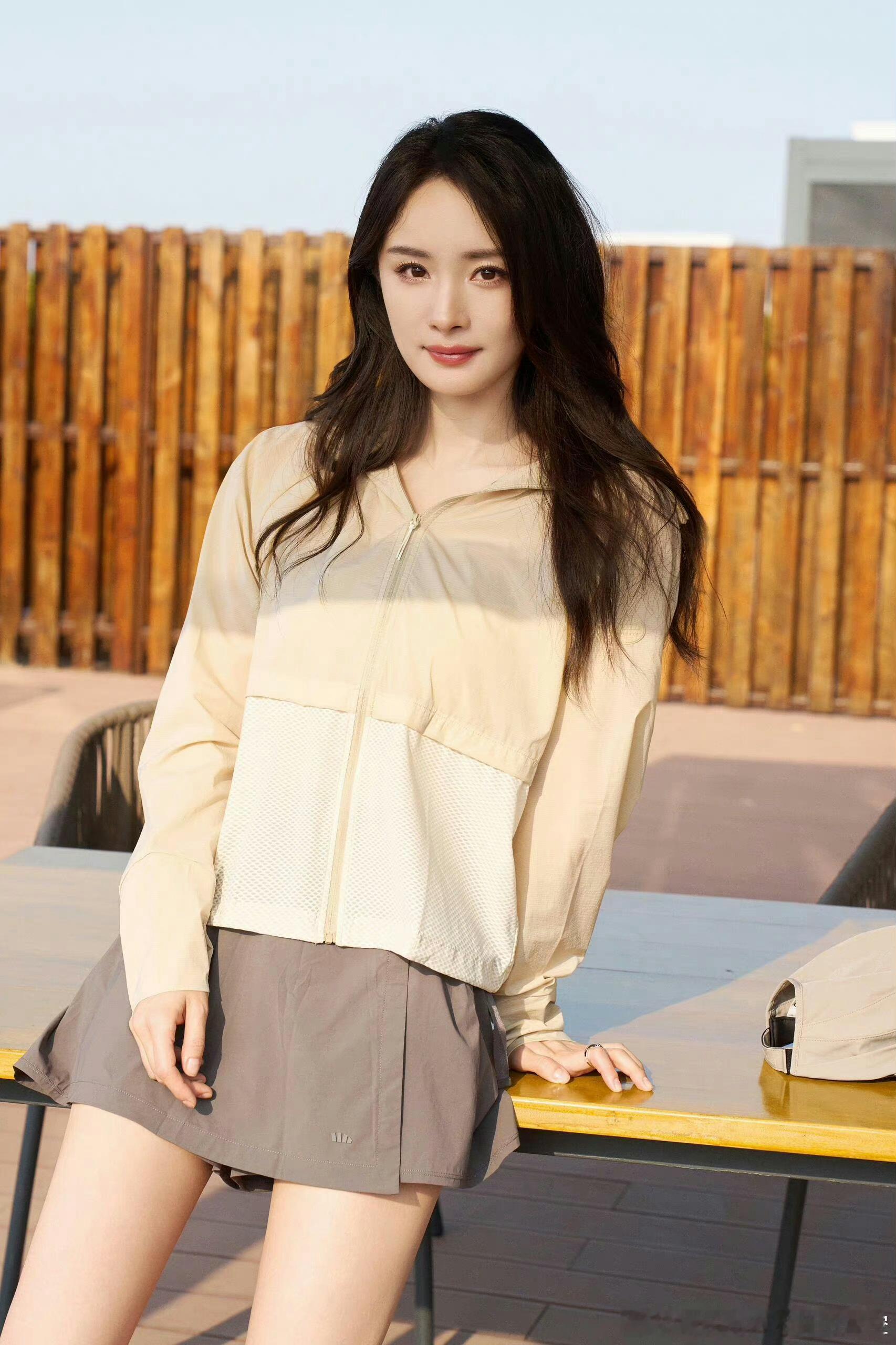 杨幂  🦊杨幂三只小山羊品牌全球代言人水田像一块刚刚解冻的墨玉，水面浮着代表土