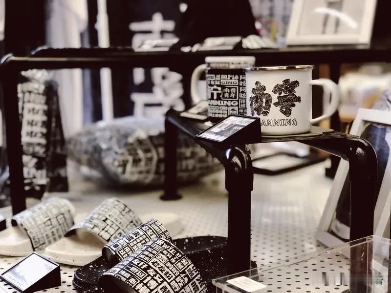 北疆文化氛围感拉满！主打多民族非遗出圈，皮雕、蒙古绣、桦树皮手作变身新潮文创。文