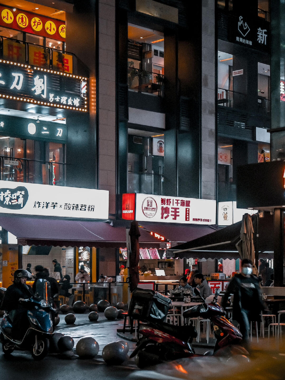 重庆这个商圈晚上也能拍出时尚电影感大片