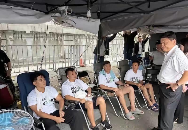 国民党非常难得这么给力，敢向民进党施加压力！

别人探视绝食青年带鲜花水果，傅崐
