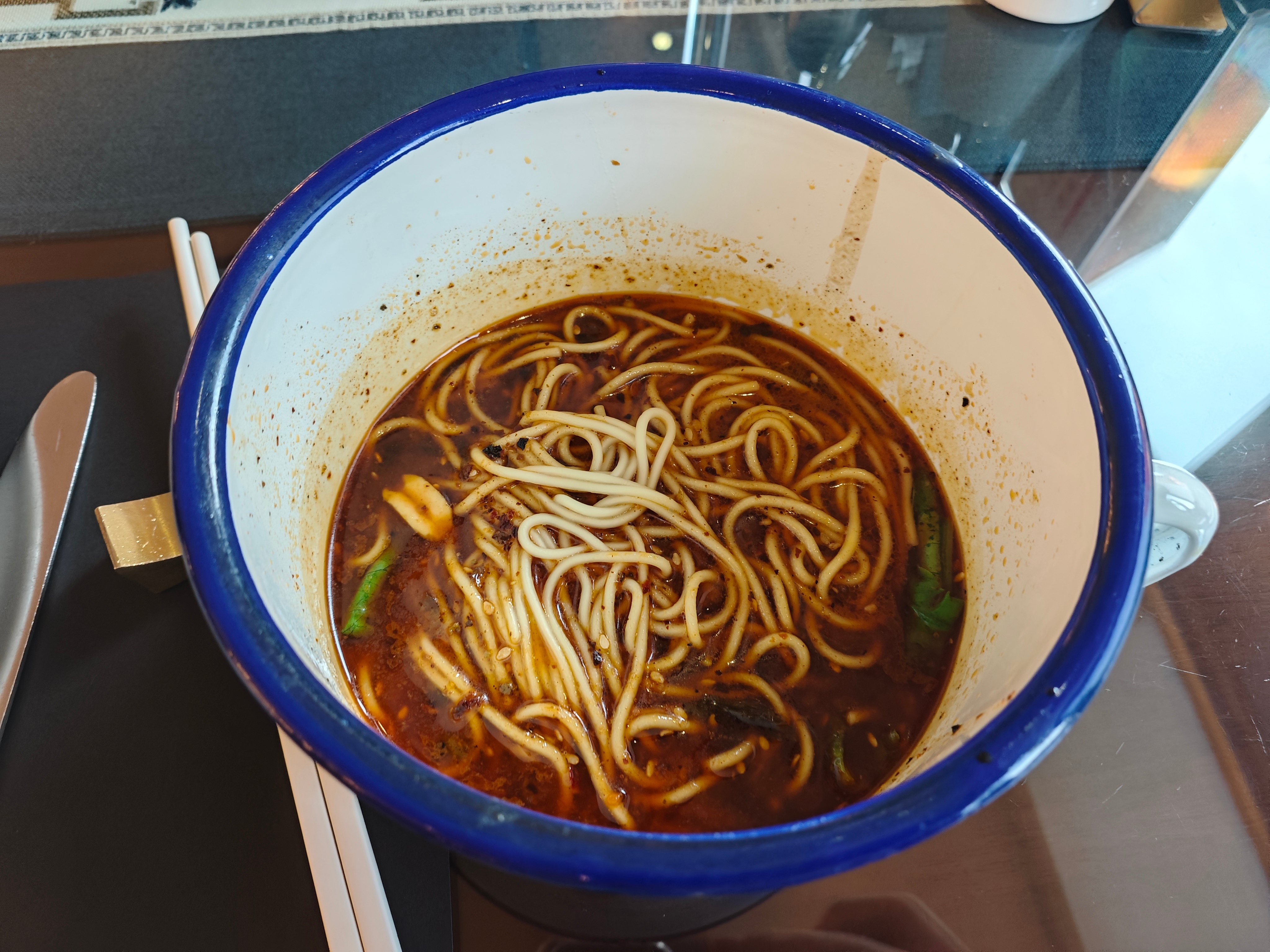 以一碗重庆小面，结束本次重庆之旅。出发，去北京！我细细品味了一下微辣的重庆小面，