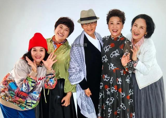 六位老姊妹是不是美得令人艳羡，六七十岁的年纪，状态不输年轻人，颜值气质俱佳，看见