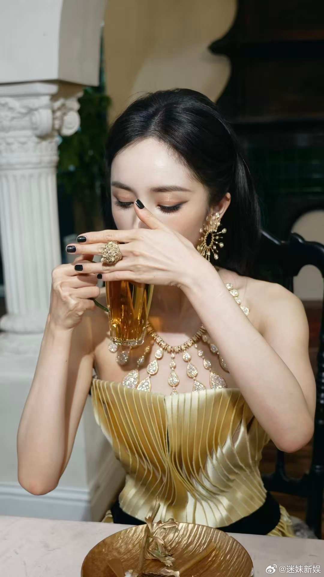 杨幂金色高定杨幂schiaparelli第九套高定杨幂夏帕瑞丽春夏高定，哇， ​